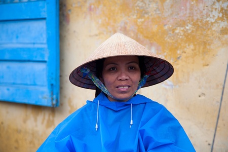 HOI AN, VIETNAM - DECEMBER 20, 2011: Vietnamese seller on the streets of Hoi An, 20 december 2011, Hoi An, Vietnam  のeditorial素材