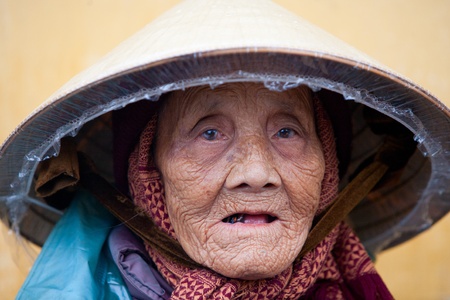 HOI AN, VIETNAM - DECEMBER 20, 2011: Unidentified Vietnamese old woman in Hoi An, december 20, 2011 in Vietnam. のeditorial素材