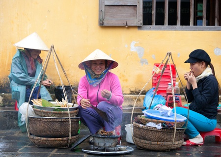 HOI AN, VIETNAM - DECEMBER 20, 2011: Unidentified Vietnamese street sellers in Hoi An, december 20, 2011 in Vietnam. のeditorial素材