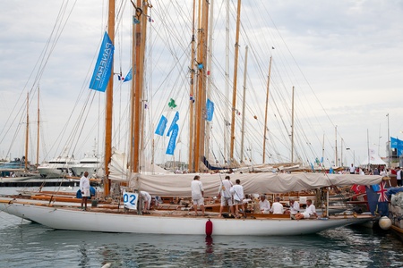 CANNES, FRANCE - SEPTEMBER 28, 2012: Unidentified crew members in the harbor after the 34th edition of the Regates Royales - Panerai Trophy 2012 on September 28 , 2012 in Cannesのeditorial素材