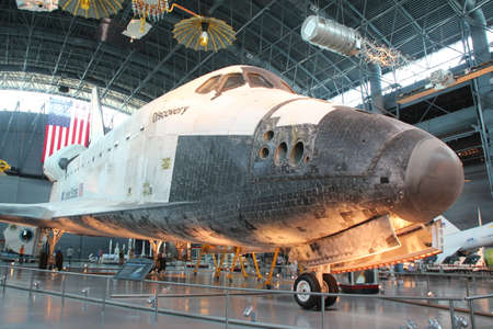 CHANTILLY, VIRGINIA  SEPTEMBER 9  NASA s space shuttle Discovery on display at the Smithsonian National Air and Space Museum Steven F  Udvar-Hazy Center  September 9, 2013 Chantilly, Virginia のeditorial素材