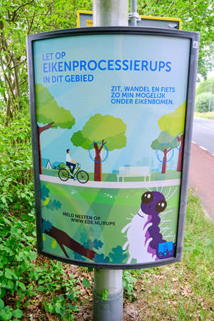 Bennekom, Netherlands. June 17,2020. Warning sign in Dutch, warning against the oak processionary caterpillar in township Ede. On the side of the roadのeditorial素材