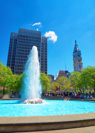 Philadelphia, USA - May 4, 2015: Splash of water in the fountain in Love Park of Philadelphia, in Pennsylvania, USA. Tourists in the park. City Hall on the backgroundのeditorial素材