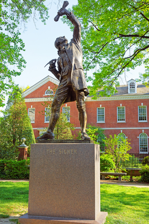Philadelphia, USA - May 4, 2015: The Signer Statue in Signers Park in the Old City of Philadelphia, in Pennsylvania, USA.のeditorial素材