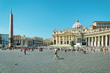 Rome, Italy - August 28, 2012: Tourists at Saint Peter Square in Vatican, in Rome of Italyのeditorial素材