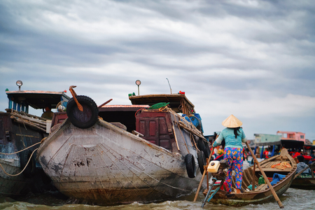 Woman in a boat at the Floating market at the delta Mekong in Can Tho, in Vietnamの写真素材