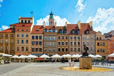 Warsaw, Poland - July 30, 2018: People at Syrenka mermaid statue on Old Town Market Square in Warsaw in Polandのeditorial素材