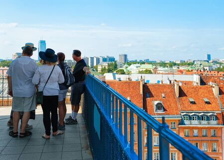 Warsaw, Poland - July 30, 2018: People looking at Royal Castle on Castle Square in the Old town of Warsaw in Polandのeditorial素材