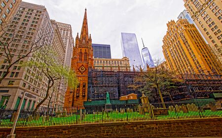 Street view on Trinity Church of Lower Manhattan reflexの写真素材