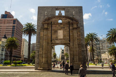 Main square in Montevideo, Plaza de la independencia, Salvo palace, puerta de la ciudadela