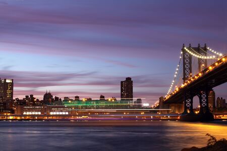 a picture of a new york bridge in the night