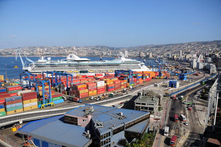 Valparaiso, Chile - January, 04 2009: Radiance of the seas cruise passengers in the port of Valparaiso.のeditorial素材
