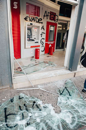 QUILPU? ?, CHILE - OCTOBER 20, 2019 - Scotiabank Office is looted during the protests of theのeditorial素材
