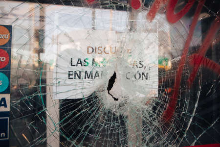 QUILPU? ?, CHILE - OCTOBER 20, 2019 - Bank Office is looted during the protests of theのeditorial素材