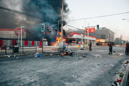 QUILPUE, CHILE - OCTOBER 20, 2019 - Police protect supermarket looted and burned during protests of theのeditorial素材