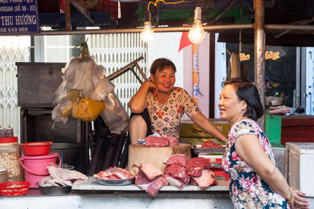HO CHI MINH CITY, VIETNAM - FEBRUARY 07: Two women are having a conversation at the wet market on February 07, 2016 in Ho Chi Minh City, Vietnam.のeditorial素材