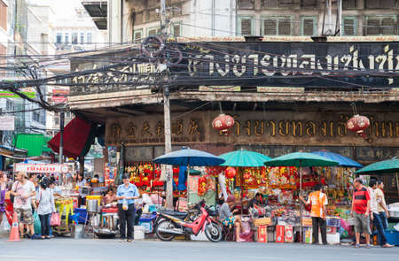 BANGKOK, THAILAND - APRIL 24: People in Bangkok Chinatown on April 24, 2016 in Bangkok, Thailand.のeditorial素材
