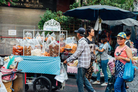 BANGKOK, THAILAND - APRIL 24: People walking on the market street in Bangkok Chinatown on April 24, 2016 in Bangkok, Thailand.のeditorial素材