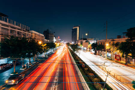 BANGKOK, THAILAND - APRIL 25: The traffic light trails on the street of Bangkok at night on April 25, 2016 in Bangkok, Thailand.のeditorial素材