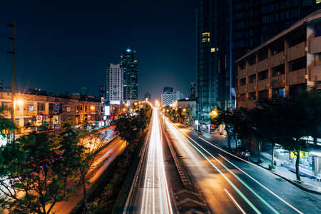 BANGKOK, THAILAND - APRIL 25: The traffic light trails on the street of Bangkok at night on April 25, 2016 in Bangkok, Thailand.のeditorial素材