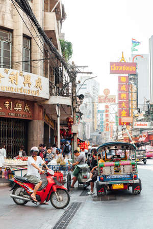 BANGKOK, THAILAND - APRIL 24: A number of people on the street of Bangkok Chinatown on April 24, 2016 in Bangkok, Thailand.のeditorial素材