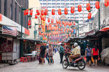 KUALA LUMPUR, MALAYSIA - AUGUST 03: Unidentified people on the street of Kuala Lumpur Chinatown on August 03, 2016 in Kuala Lumpur, Malaysia.のeditorial素材