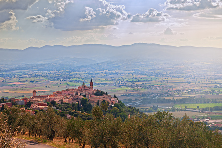 Foto de Trevi, Perugia, Umbria, Italy: countryside landscape with the ancient hill town and olive trees - Imagen libre de derechos