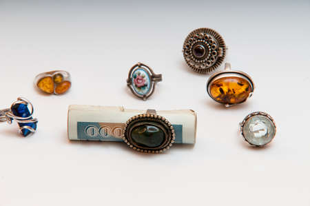 Represents the value of the photo That can have rings and jewelry in general