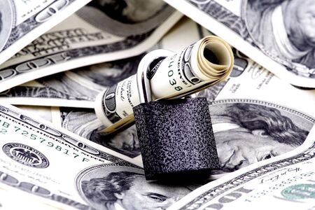 Photo hundred dollar bills lying randomly and lockingの写真素材