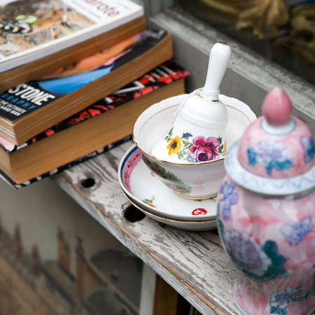 LONDON-SEPTEMBER 27:Spitalfields Antic Market September 27,2008 in London. Market is fourth most popular attraction in city attracting over 100,000 people each weekend. Porcelain.のeditorial素材