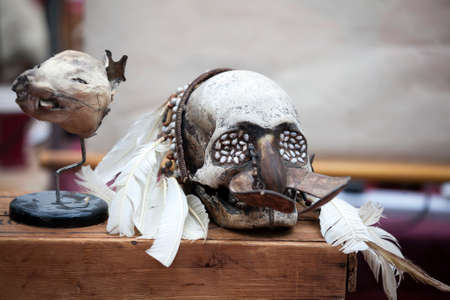 LONDON-JUNE 27:Shoppers at Spitalfields Antic Market June 27,2016 in London. Market is fourth most popular attraction in city attracting over 100,000 people each weekend.  skull with feathers on the tableのeditorial素材