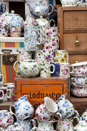 LONDON-SEPTEMBER 27:Spitalfields Antic Market September 27,2008 in London. Market is fourth most popular attraction in city attracting over 100,000 people each weekend. Red vintage dressのeditorial素材