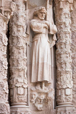 BARCELONA-JULY 25:The Temple Expiatori del Sagrat Cor on the summit of Mount Tibidabo on July 25, 2009 in Barcelona, Catalonia, Spain. statue on the portalのeditorial素材