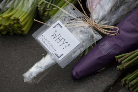 Flower tributes are left on the pavement on the edge of a police cordon near to parliament in London, Thursday, March 23, 2017.のeditorial素材