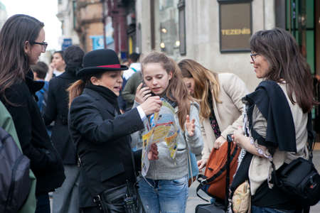 LONDON, ENGLAND - JULY 12, 2016 Policeman helps tourists find the right streetのeditorial素材