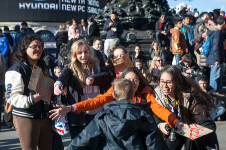 LONDON, ENGLAND - OCTOBER 12, 2016 strangers embrace during a "Free Hugs" eventのeditorial素材
