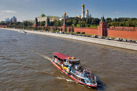 MOSCOW, RUSSIA, on August 31, 2017. The sun lights the river Moscow, Kremlevskaya Embankment and the Kremlinのeditorial素材