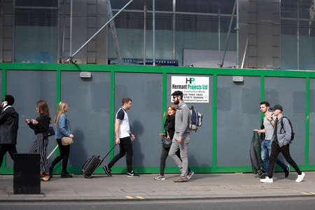 LONDON, ENGLAND - September 11, 2017 People cross the road in the Oxford Street areaのeditorial素材