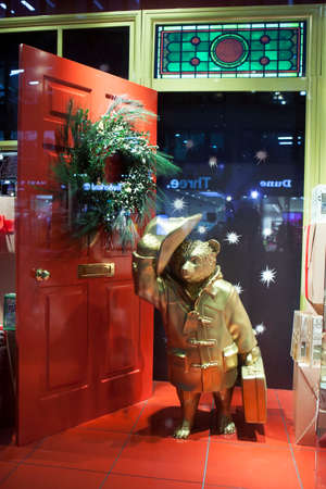 LONDON, ENGLAND - December 18 , 2017 plush teddy-bear Paddington with hat in the shop windowのeditorial素材
