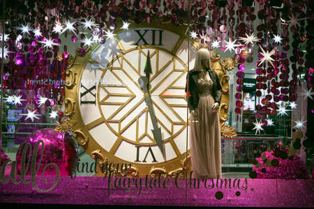 LONDON, ENGLAND - December 18 , 2017 Christmas showcases at House of Fraser is British department store group with over 60 stores across United Kingdom and Irelandのeditorial素材