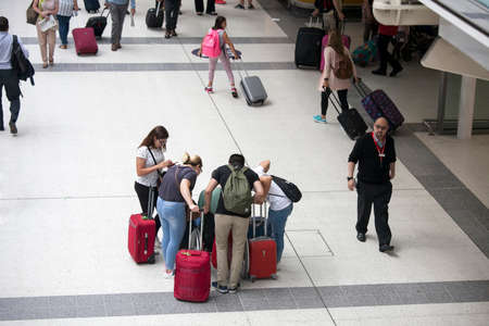 LONDON, ENGLAND - AUGUST 22, 2017 Passengers at Liverpool Street Station, London, UKのeditorial素材