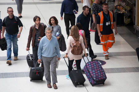 LONDON, ENGLAND - AUGUST 22, 2017 Passengers at Liverpool Street Station, London, UKのeditorial素材