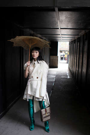 LONDON, United Kingdom- SEPTEMBER 14 2018: Lady on the street during the London Fashion Weekのeditorial素材