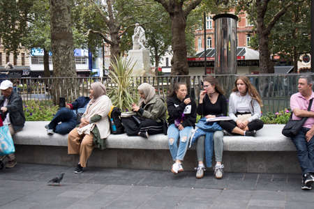 LONDON, ENGLAND - August 11 2018 Young girls eating lunch in leicester squareのeditorial素材