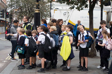 LONDON, ENGLAND - August 11 2018 Schoolchildren are sent on a tourのeditorial素材
