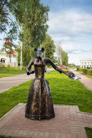 Myshkin, Russia - 26 July 2020, A mouse statue in the town of Myshkin, Yaroslavl Region. The inscription in Russian "The Museum of Live Crafts".のeditorial素材