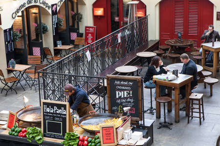 London, UK - November 2019, Lots of people get together in Covent Garden Market, by eating, chatting, walking and looking around. There are restaurants, shops, and pubs. Punch and judy pubのeditorial素材