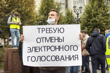 Moscow, Russia - 25 September 2021, Hundreds of Russians protest over last week's parliamentary elections. Protestant holds poster with inscription: Demanding the cancellation of electronic votingのeditorial素材