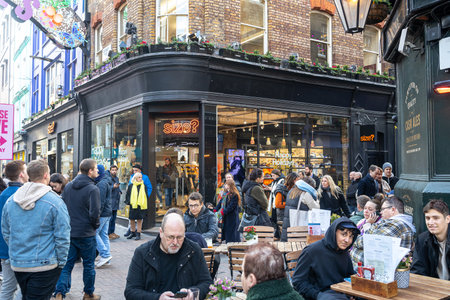 LONDON, ENGLAND - August 11 2022 People are sitting in a street cafe near Piccadilly Circusのeditorial素材