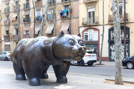 BARCELONA, SPAIN - April 15, 2023: Fernando Botero's 'Cat', a bronze sculpture in downtown Barcelona.のeditorial素材